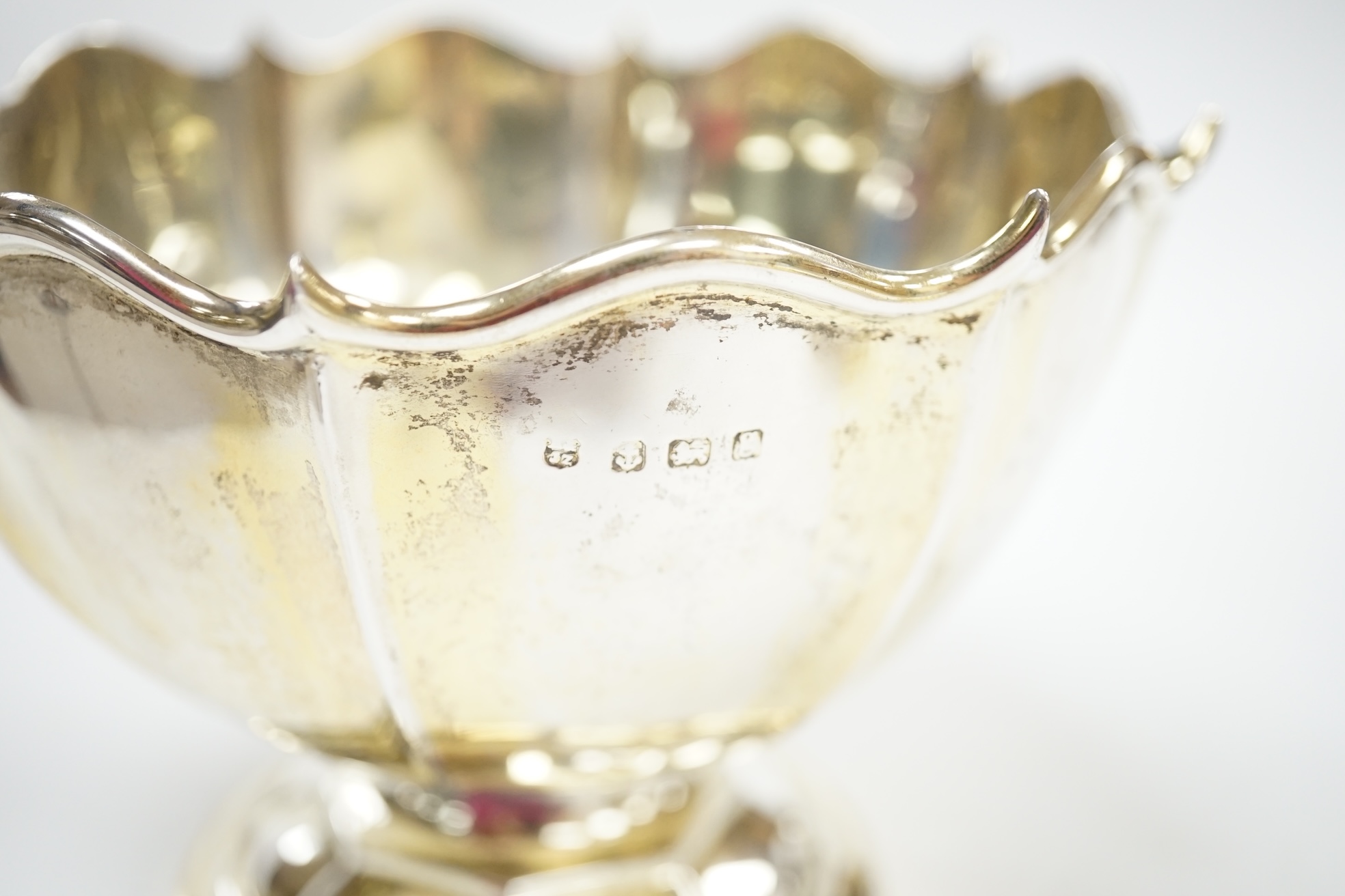 An Edwardian small silver rose bowl, Birmingham, 1906, diameter 14.7cm, together with a later silver waiter and small dish/stand, 13.4oz. Condition - poor to fair